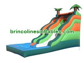 brincolin de agua tropical con palmeras